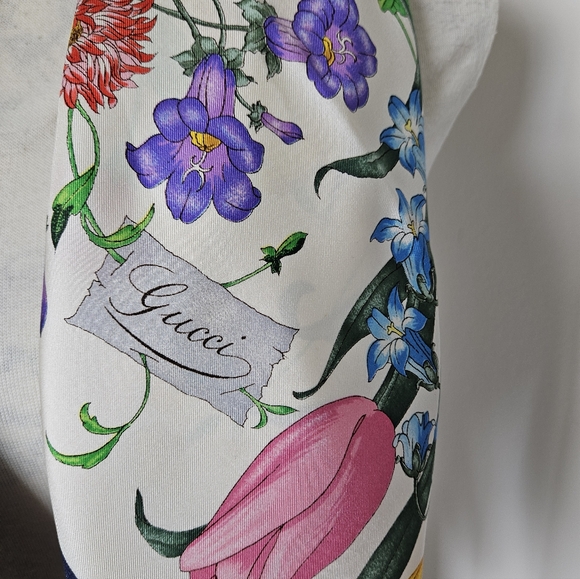 💖GUCCI Vintage floral Silk Scarf with Navy Border 34X34" authentic💖💖💖 - Picture 5 of 13